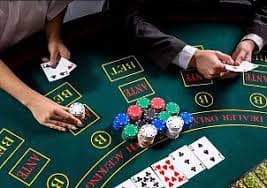 mkjili အွန်လိုင်း ကတ်ဂိမ်းများ — Baccarat နှင့် Poker ကစားနေသောမြင်ကွင်း
